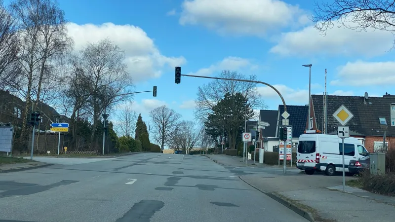 Prüfungsstelle in Kiel: Abknickende Vorfahrt am Freibad
