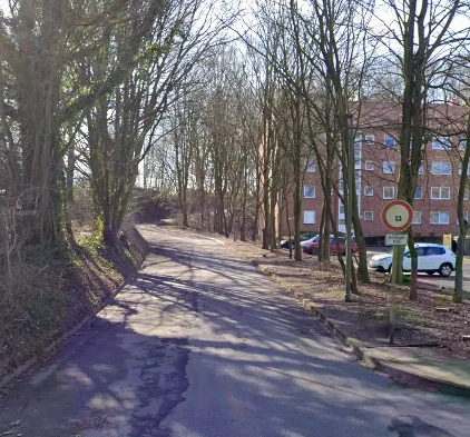 Prüfungsstelle in Kiel-Ellerbek: Willy-Jacob-Weg mit Verbot der Geradeausfahrt