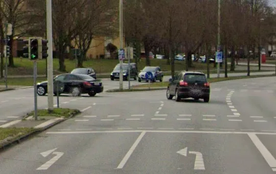 Prüfungsstelle in Kiel: paralleles Abbiegen auf zwei Fahrstreifen