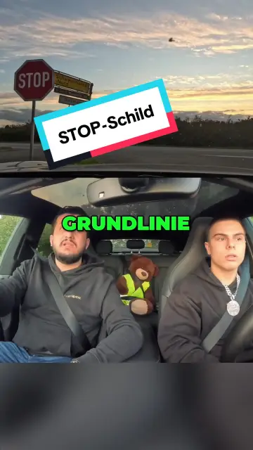 Fahrschulauto am Stoppschild im Wehdenweg in Schwentinental